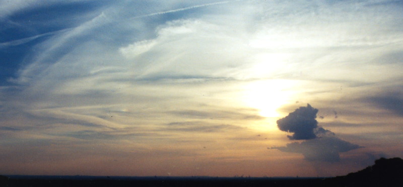 Wolkenhimmel mit Sonne über Köln